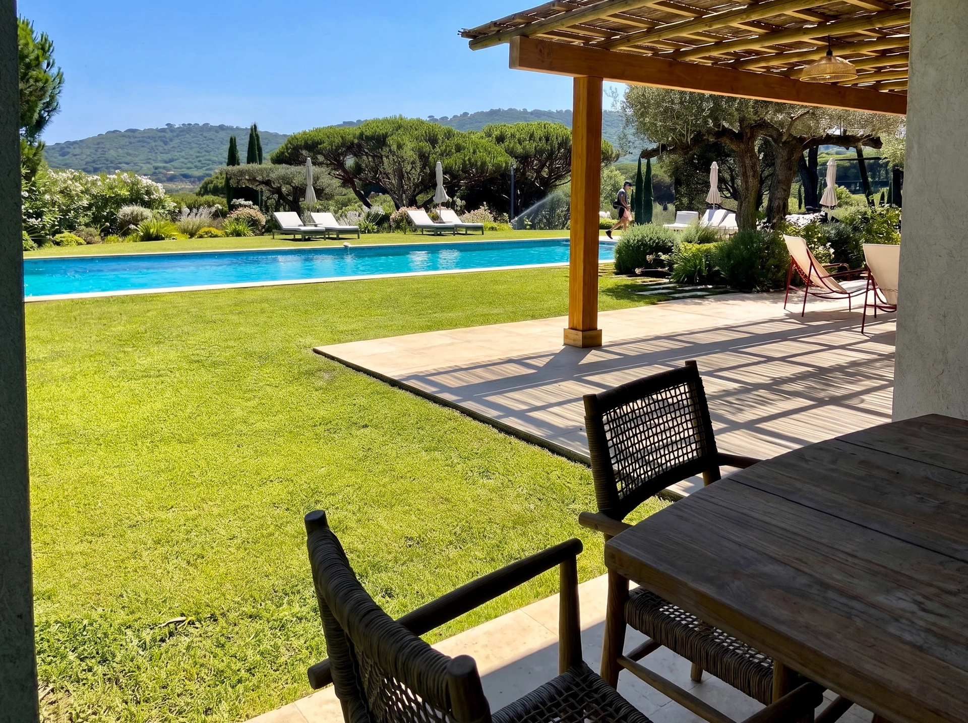 Terrasse extérieure en cours d'aménagement avec pose de lames de bois exotique sur structure métallique