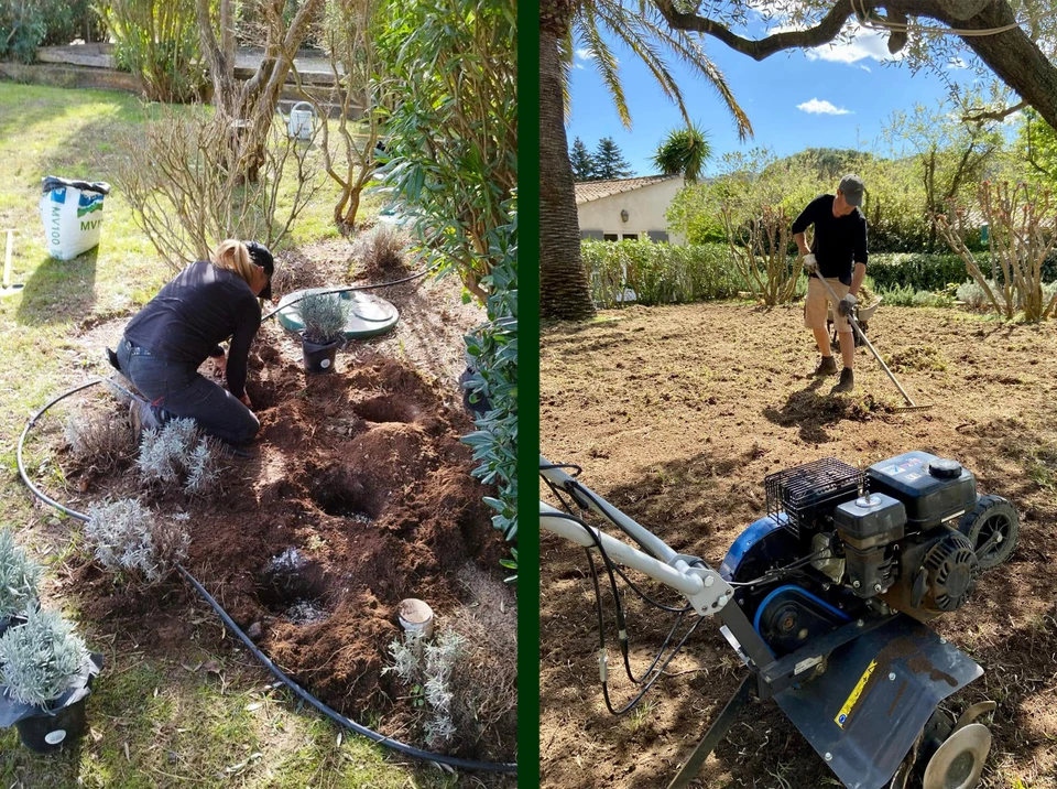 Scène extérieure de jardinage professionnel avec deux jardiniers en salopettes vertes travaillant sur l'entretien d'espaces verts résidentiels
